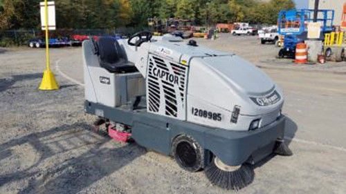 2009 ADVANCE CAPTOR 4800P Sweeper/Scrubber Ride On