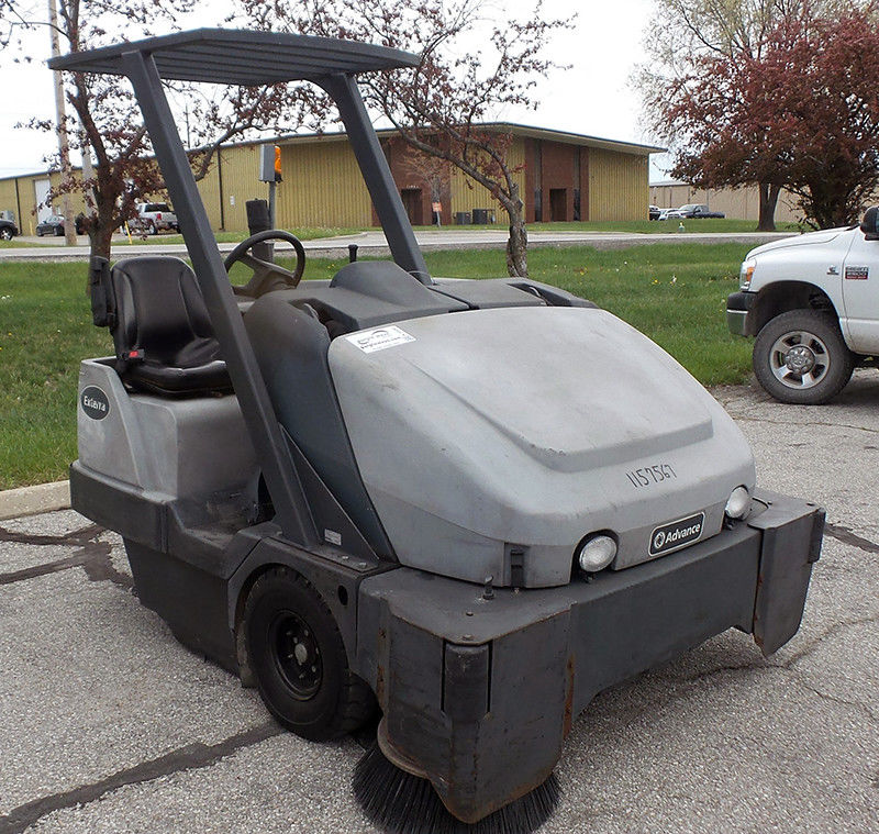 2010 ADVANCE EXTERRA Sweeper Ride On Pick Up