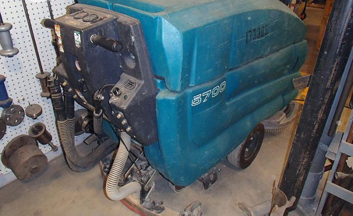 2010 TENNANT 5700 Floor Scrubber