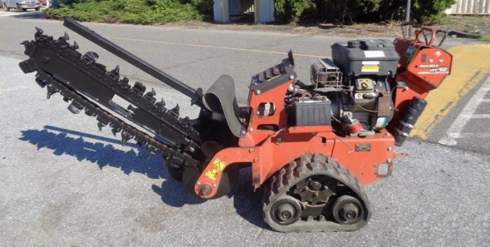 2013 DITCH WITCH RT12 Trencher